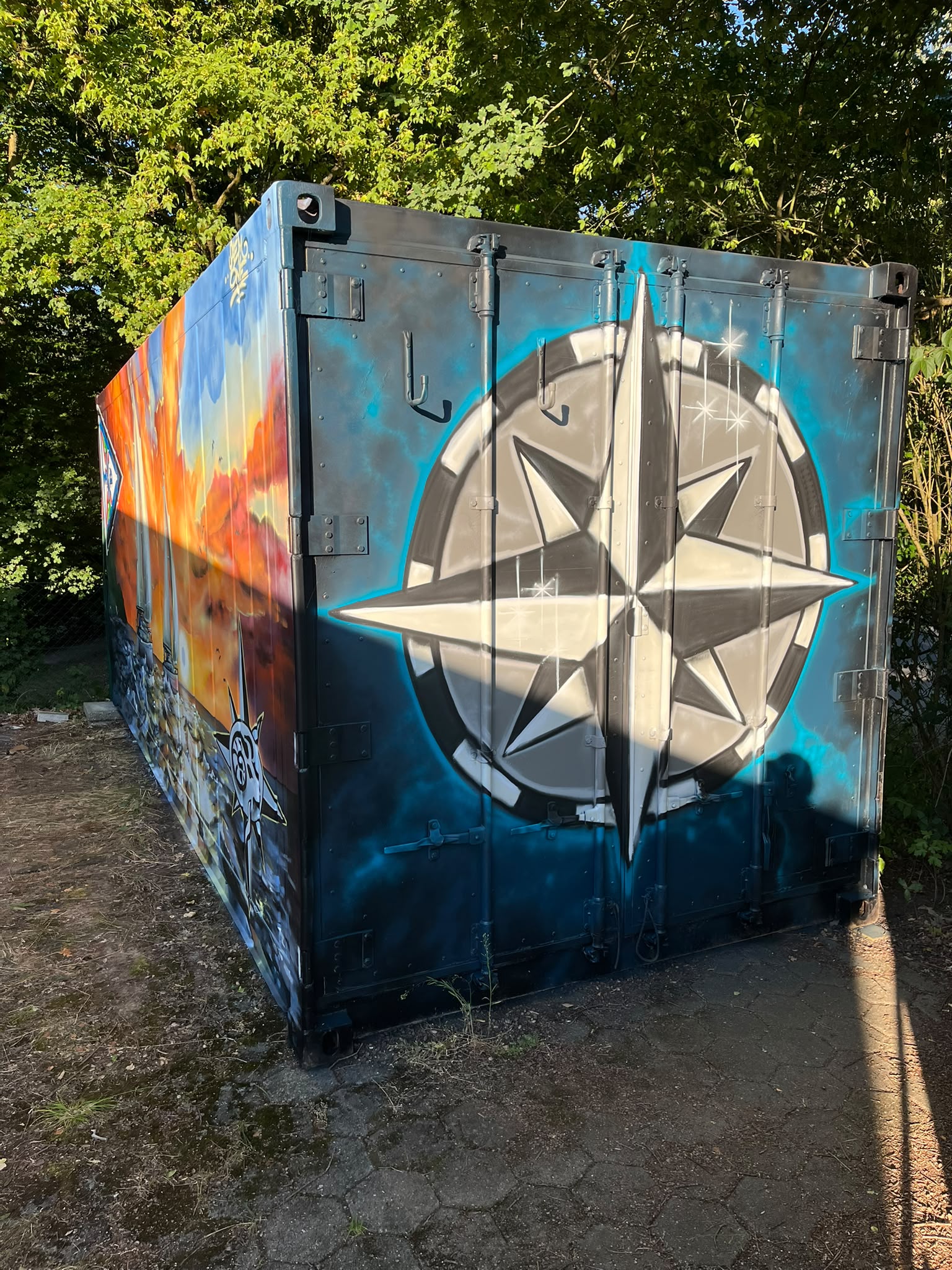 Stirnseite des Containers mit großer gemalter Kompassrose